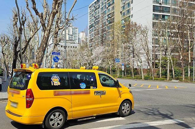 대치동 사거리를 향하는 영어 유치원 셔틀버스의 모습. 사진은 기사의 내용과 무관. /사진=김영리 기자