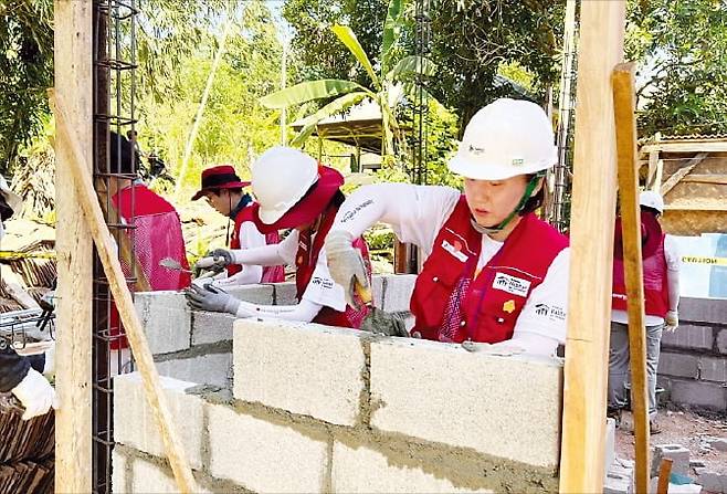 LG에너지솔루션 임직원들이 인도네시아 카라왕시 와나자야 마을에서 건축 봉사활동을 하고 있다. LG에너지솔루션 제공