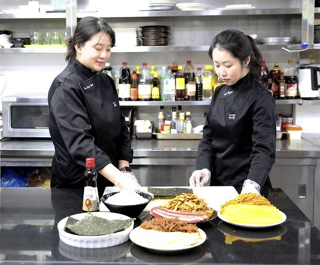 GS25 식품 연구원들이 맛있는 김밥을 만들기 위해 테스트를 진행하고 있다. GS25 제공