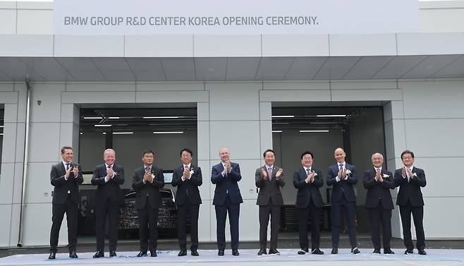 Jochen Goller (center left), BMW Group Board of Management member for Customer, Brand, and Sales, and Yoo Jung-bok (center right), mayor of Incheon Metropolitan City, commemorate the opening of the new BMW Group R&D Center Korea on Monday in Cheongna International City, Incheon, joined by other senior executives and officials. (BMW Group)