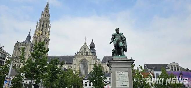 벨기에 안트베르펜 노트르담 대성당과 그로트 광장의 루벤스 동상. 
