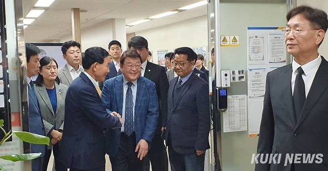 박성효 소진공 이사장이 22일 오전 사무실을 찾은 대전 중구 항의방문단과 비공개 면담을 마친뒤 인사를 하고 있다. 사진=이익훈 기자