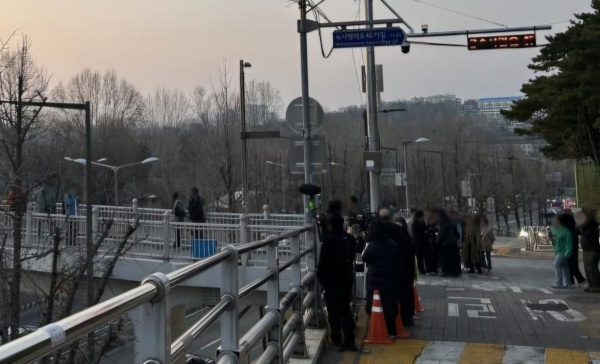 지방자치단체의 허가를 받지 않은 한 촬영팀이 지난달 15일 서울 용산구 녹사평역 인근 육교에서 시민 통행을 통제한 채 쵤영하고 있다. A씨 제공