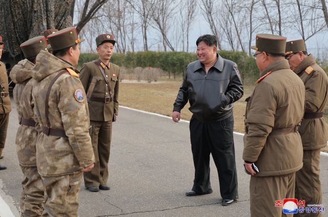 김정은 북한 국무위원장이 새로 개발한 극초음속 활공비행 전투부를 장착한 새형의 중장거리 고체탄도 미사일 ‘화성포-16나형’의 첫 시험발사를 지난 2일 현지 지도했다고 조선중앙통신이 3일 보도했다.