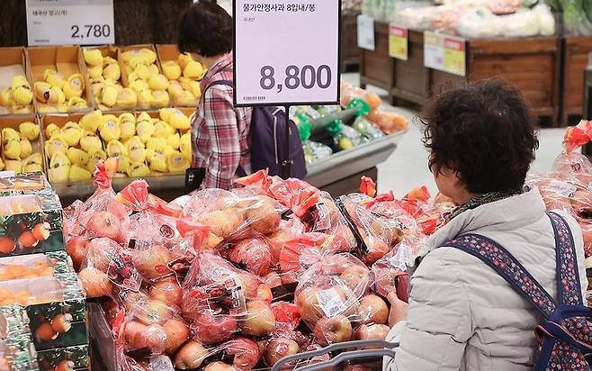 한 대형마트에서 장을 보고있는 시민 / 사진=연합뉴스