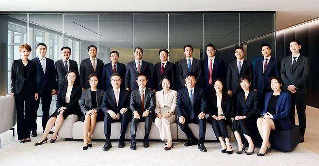 태평양 송무그룹은 공정거래, 금융범죄 등 분야별로 전문팀을 구성하고 변호사들을 지속적으로 영입해 '송무 강자'의 전통을 이어가고 있다. 이정아, 정한별, 전세영, 김준모, 권순익 대표변호사, 송우철 송무지원단장, 이형석 대표변호사, 이혁, 박성용, 배용만, 이경환, 윤정노, 윤지효, 황지영, 노은영, 김상철, 강정희, 신신호, 권오석, 배정현, 이주선 변호사(뒷줄 왼쪽부터 시계 방향으로). 법무법인 태평양