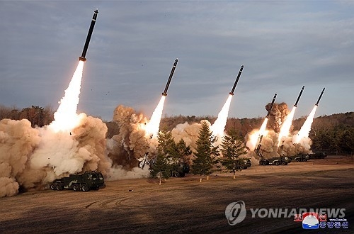 북한의 지난달 18일 서부지구 포병부대 초대형방사포 사격훈련 모습. [매경DB 자료사진]