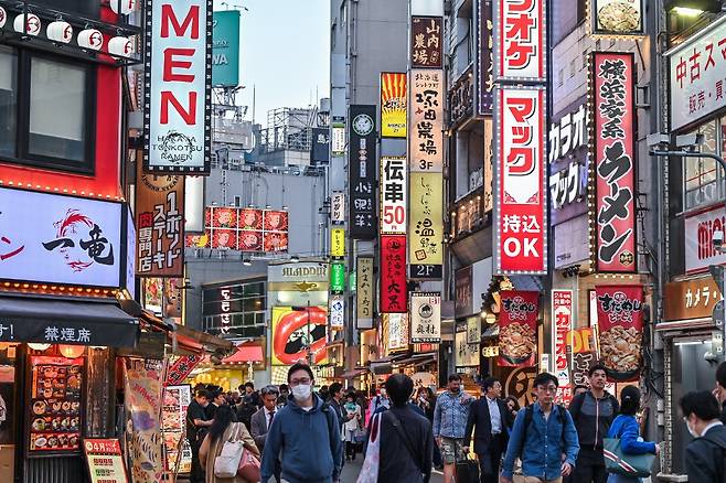 내년 일본의 경제 규모가 인도에 밀려 세계 5위로 추락할 것이라는 전망이 나왔다. 사진은 일본 도쿄 거리./AFPBBNews=뉴스1