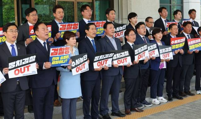 더불어민주당 검찰독재정치탄압대책위원회가 18일 오후 서울 서초구 대검찰청 앞에서 수원지검 감찰 등을 촉구하고 있다. [연합]