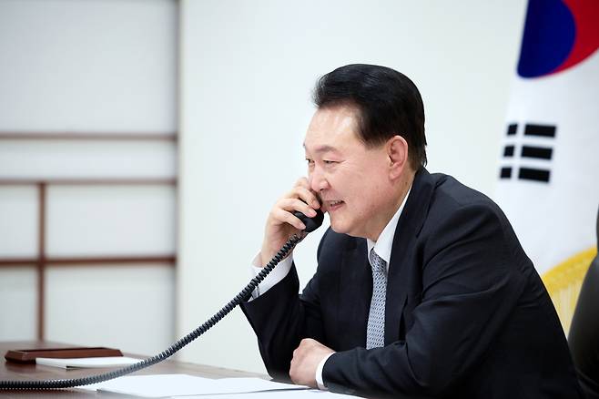 윤석열 대통령이 17일 서울 용산 대통령실 청사 집무실에서 기시다 후미오 일본 총리와 전화 통화를 하고 있다. [연합]