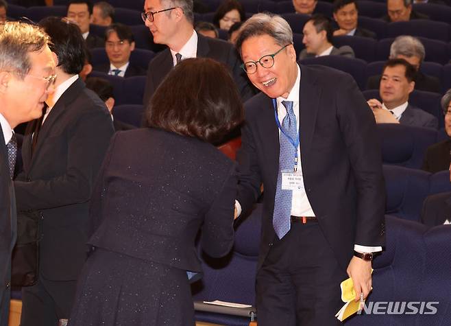 재외공관장회의, 참석자들과 인사하는 정재호 주중대사