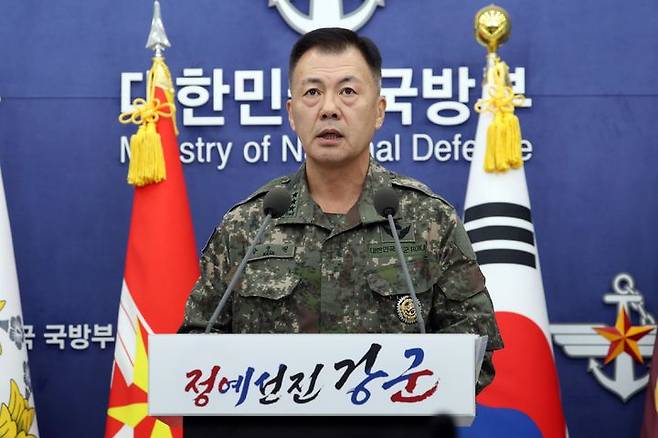 [서울=뉴시스] 강호필 합동참모본부 작전본부장이 20일 서울 용산구 국방부 브리핑실에서 북한 군사정찰위성 발사 대비 대북 경고성명을 발표하고 있다. (사진=국방일보 제공) 2023.11.20. photo@newsis.com *재판매 및 DB 금지