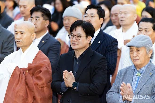 [김포=뉴시스] 정일형 기자 = 김포시불교연합회가 지난 21일 김포아트빌리지 한옥마을에서 다문화가족 및 김포시민과 함께 하는 연등회를 개최했다. (사진은 김포시 제공)