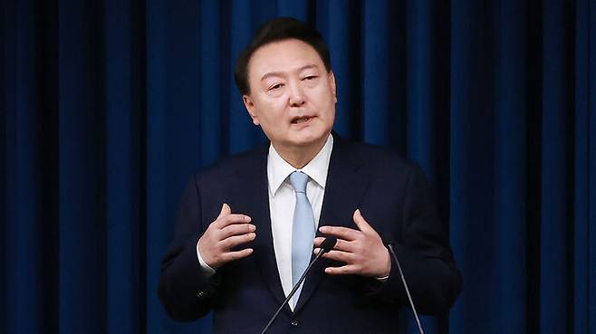 윤석열 대통령이 22일 서울 용산 대통령실 청사에서 열린 인사브리핑에서 신임 대통령 비서실장으로 임명된 국민의힘 정진석 의원을 소개한 뒤 취재진의 질문에 답하고 있다. (사진=연합뉴스)