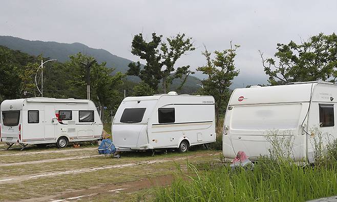지난 2023년 6월 전북의 한 공영주차장에 캠핑카들이 무단 주차돼 있다. 연합뉴스