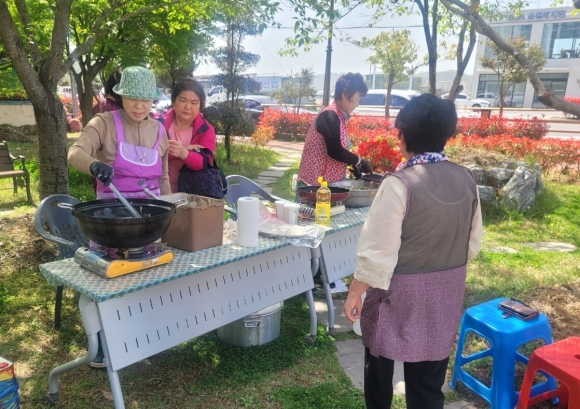 순천시 도사동 새마을부녀회원들이 도사동행정복지센터 앞마당에서 불우이웃돕기 성금 마련 반찬 바자회를 개최해 눈길을 끌었다.