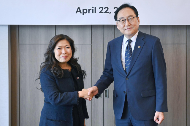 정인교 산업통상자원부 통상교섭본부장이 22일 서울 소공동 롯데호텔에서 메리 응 캐나다 국제통상부 장관과 면담하며 악수를 나누고 있다. 사진 제고=산업부