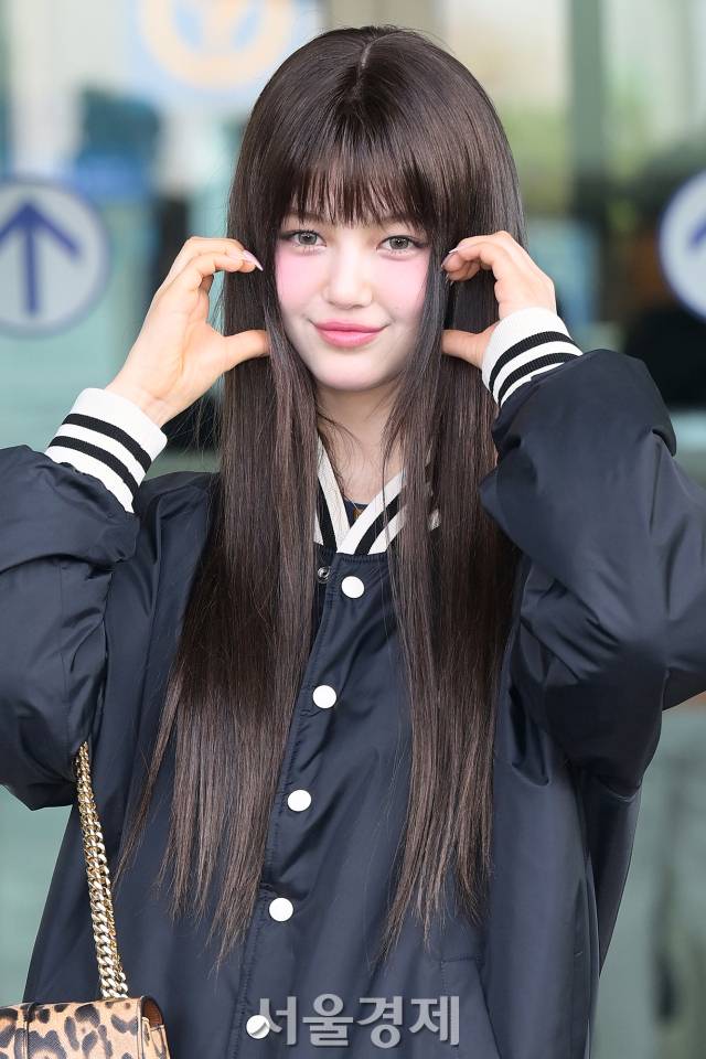 그룹 뉴진스(New Jeans) 다니엘이 22일 오후 글로벌 명품 브랜드 행사 참석 차 인천국제공항 제2여객터미널을 통해 대만으로 출국하고 있다. 김규빈 기자 2024.04.22