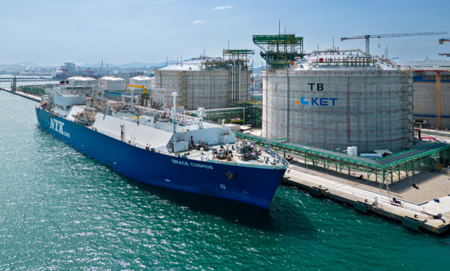 SK가스의 액화천연가스(LNG) 선박 그레이스코스모스호가 5일 울산 코리아에너지터미널(KET) 2번 부두에 입항해 하역 작업을 진행하고 있다. 사진 제공=SK가스