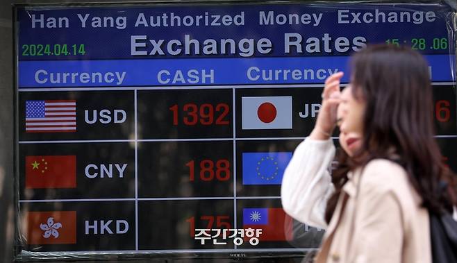 환율 급등은 강달러 현상으로 모든 나라가 다 겪고 있는 문제라고만 하고 넘어갈 수 있을까.  강달러 현상이 존재했던 것은 맞지만 원화의 최근 가치 하락은 그것만으로 설명되지 않는다. 사진은 지난 4월 14일 서울 명동소의 한 환전소. 원달러, 원 엔·위안화 환율 등이 표시돼 있다. /김창길 기자