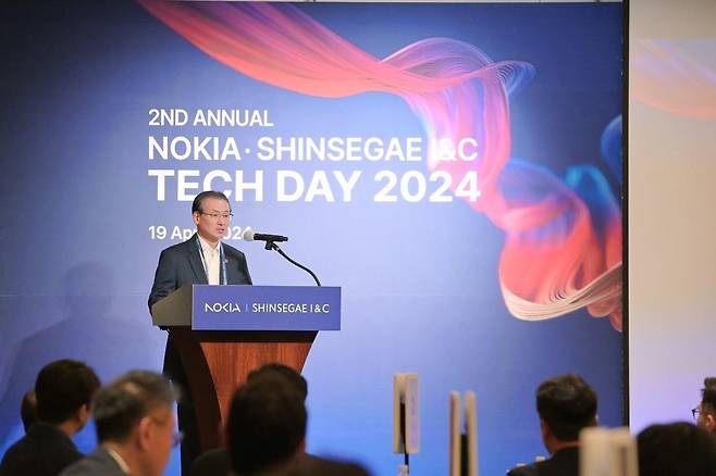 신세계 I&C가 글로벌 통신장비 기업 노키아와 함께 진행한 '테크데이 2024'(TECH DAY 2024)에서 형태준 신세계아이앤씨 대표가 환영사를 하고 있다. [신세계I&C 제공]