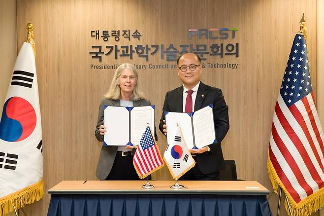 성명서 체결한 이창윤 과기정통부 1차관(오른쪽)과 질 흐루비 미국 국립핵안보청장 [과기정통부 제공. 재판매 및 DB 금지]