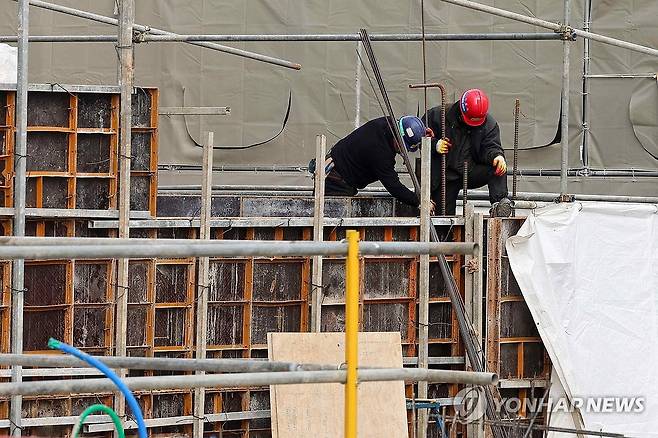 건설현장  (고양=연합뉴스) 서대연 기자 = 28일 경기도 고양시 한 공사현장에서 작업자들이 작업을 하고 있다. 2024.1.28 dwise@yna.co.kr