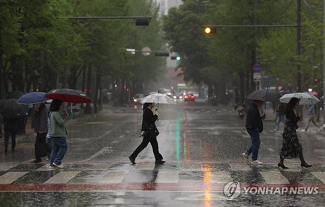 '비 오는 출근길' [연합뉴스 자료사진]