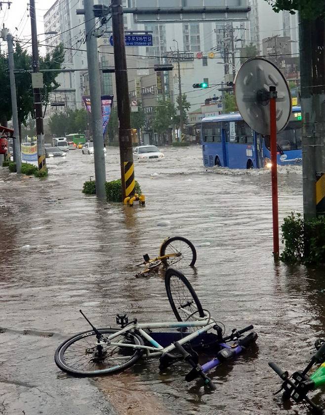 지난 2022년 8월 8일 당시 호우경보가 발효된 인천시 부평구 부평구청역 인근 도로가 빗물에 잠겨 있다. 사진=연합뉴스.