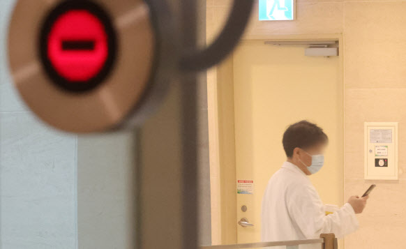 서울 시내 한 대형병원에서 한 의료 관계자가 이동하고 있다. (사진=연합뉴스)