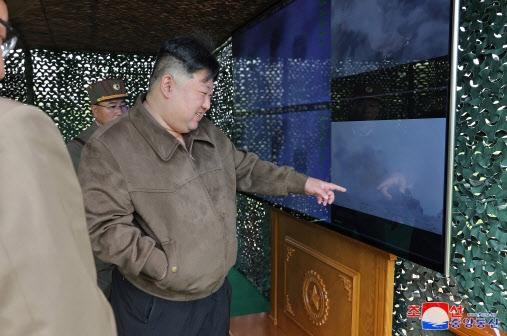 북한이 김정은 국무위원장 지도하에 초대형방사포를 동원한 핵반격가상종합전술훈련을 실시했다고 23일 밝혔다.(사진=조선중앙통신, 연합뉴스)