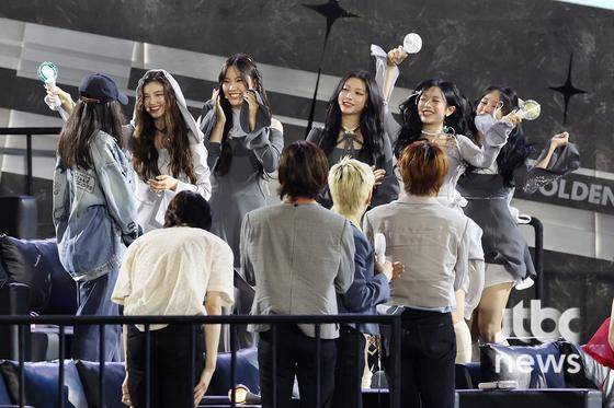 어도어 민희진 프로듀서가 지난 1월 6일 인도네시아 자카르타에서 열린 '38회 골든디스크 어워즈 with 만디리'에서 제작자상을 받고 뉴진스의 축하를 받고 있다. 〈사진=특별취재반 2024.01.06〉