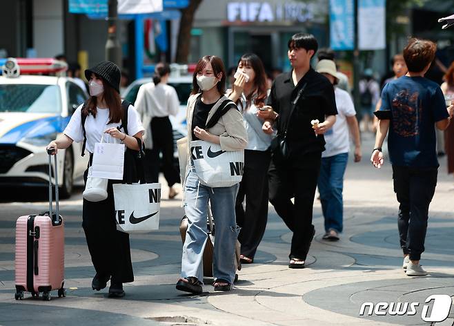 서울 중구 명동거리에 일본인 관광객들이 걸어가고 있다.  ⓒ News1