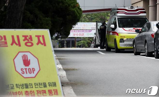 지난해 8월4일 대전의 한 고등학교에서 교사 흉기 피습 사건이 발생해 119구급차가 도착해 있다. /뉴스1ⓒNews1 김기남 기자