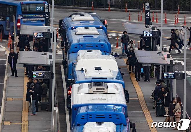 서울시 용산구 서울역 버스환승센터에서 퇴근길 시민들이 버스를 기다리고 있다. 2024.3.28/뉴스1 ⓒ News1 이재명 기자