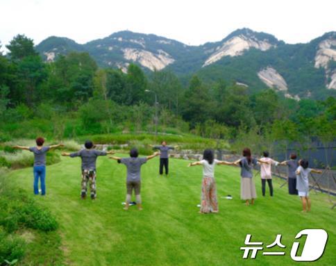 불암산 산림치유센터에서 프로그램을 진행하는 모습.(서울시 제공)