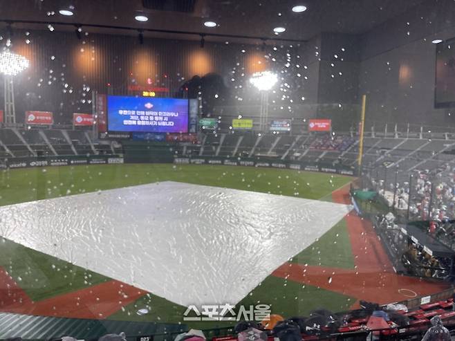 23일 사직구장에서 열린 SSG와 롯데 경기가 우천으로 인해 오후 7시44분 경기가 중단됐다. 사직 | 원성윤 기자 socool@sportsseoul.com