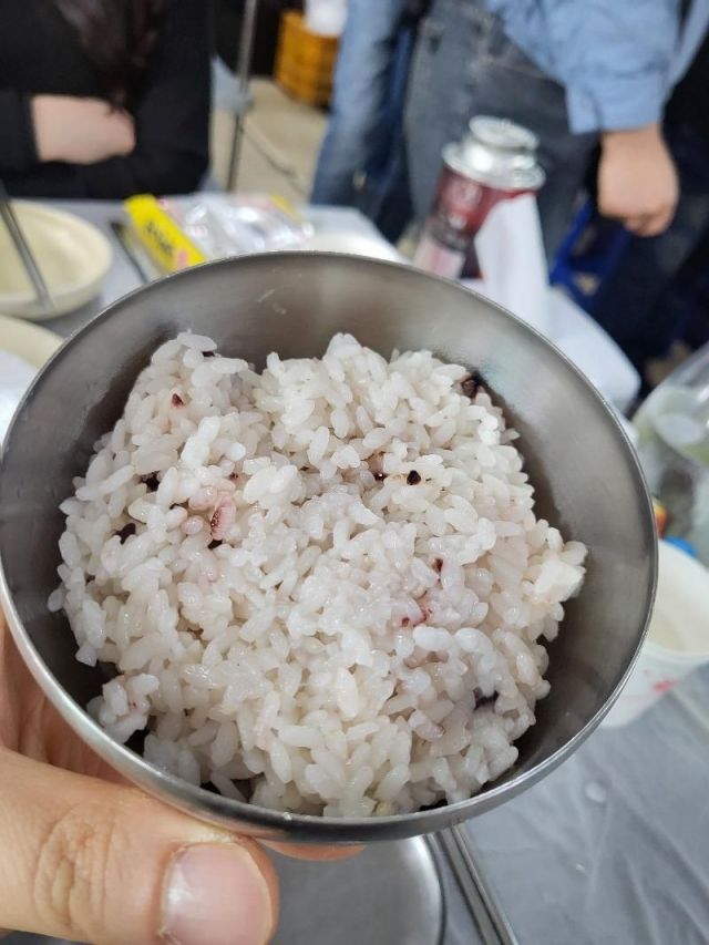 대천한 수산시장 초장집에서 나온 공깃밥의 양. [사진=온라인 커뮤니티 갈무리]
