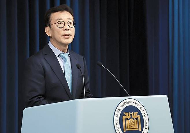 신임 정무수석에는 ‘굽네치킨’ 창업주로 재선 의원을 지낸 홍철호 전 의원이 임명됐다. /연합뉴스