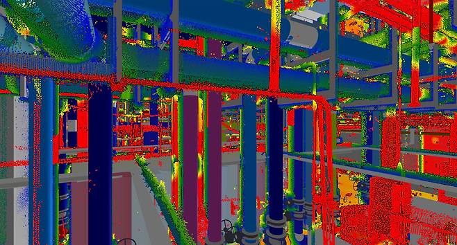 공장 건설 현장을 레이저로 스캔하고 3D로 구현하면 공장 설계도와 실제 시공 사이의 오차를 눈으로 확인할 수 있다. 사진에서 붉은색으로 표시된 부분이 설계도와 달리 시공된 부분이다./컨워스