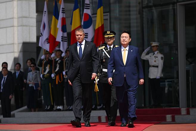 윤석열 대통령이 23일 서울 용산 대통령실 청사 앞에서 열린 클라우스 요하니스 루마니아 대통령 공식 환영식에서 요하니스 대통령과 의장대 사열에 나서고 있다. /연합뉴스