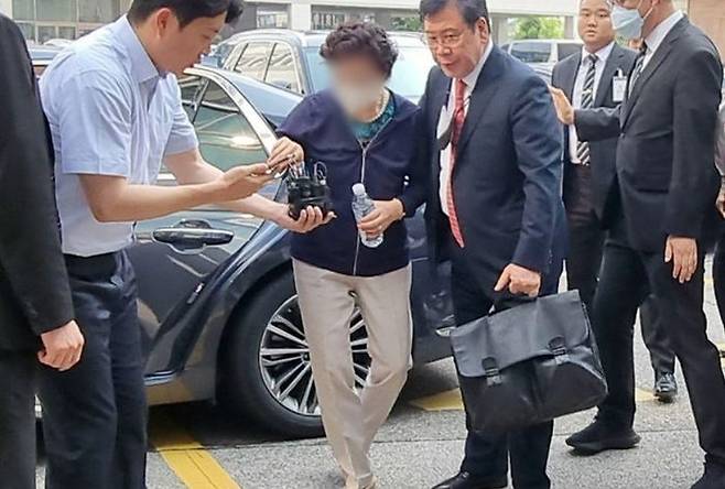 윤석열 대통령의 장모 최은순 씨가 지난 7월 21일 경기 의정부지방법원에서 열린 항소심에 출석하는 모습.ⓒ뉴시스