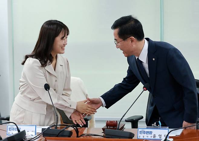 더불어민주연합 백승아(왼쪽), 윤영덕(오른쪽) 공동대표가 22일 최고위원회의에서 악수를 나누고 있다. 회의에서는 더불어민주당과 비례대표 위성정당인 더불어민주연합의 합당을 위한 당무위원회 부의 건을 의결했다. 뉴스1