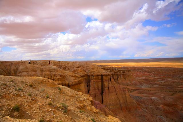 고비사막은 모래언덕뿐만 아니라 다채로운 지질을 품고 있다. 붉은 협곡이 펼쳐지는 차강 소브라가 풍경. 승우여행사 제공