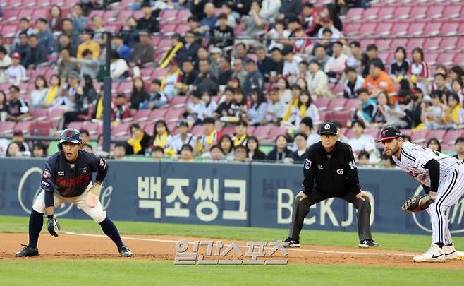 18일 오후 서울 잠실야구장에서 열린 프로야구 롯데와 LG 경기. 롯데 황성빈이 1회 레이예스타석떄 2루 도루 준비하고있다. 잠실=정시종 기자 capa@edaily.co.kr /2024.04.18.