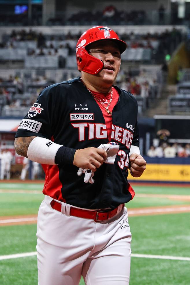 23일 고척 키움전에서 결승타를 때려낸 최형우가 더그아웃으로 들어오고 있다. KIA 제공