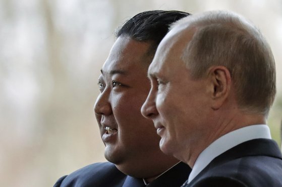 블라디미르 푸틴 러시아 대통령(오른쪽)과 김정은 북한 국무위원장이 2019년 4월 25일 목요일 러시아 블라디보스토크에서 회담 중 사진기자들을 위해 포즈를 취하고 있다. AP=연합뉴스