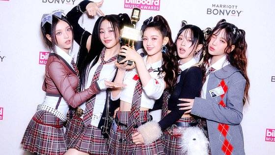 뉴진스는 '2023 빌보드 뮤직 어워즈'에서 데뷔 1년 4개월 만에 ‘톱 글로벌 K-팝 아티스트’를 수상했다. 사진 빌보드