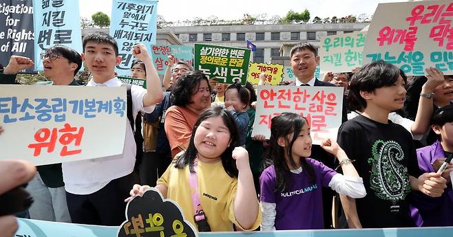 23일 서울 재동 헌법재판소 앞에서 열린 기후 헌법소원 공개변론 기자회견에서 참석자들이 구호를 외치고 있다. 사진=뉴스1