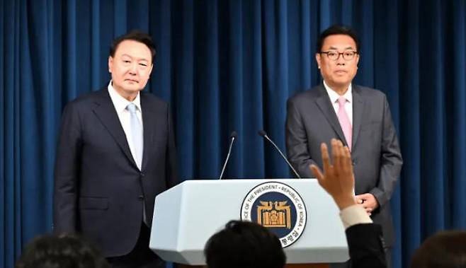 President Yoon Seok-yul (R) takes questions from reporters after announcing the appointment of Chung Jin-seok (R), a five-term lawmaker from the People\'s Power Party, as his new chief of staff at the presidential office in Yongsan, South Korea, on Wednesday. It is the first time since taking office that Yoon has met with reporters to announce the appointment in person. Presidential Office Photo Press Corps